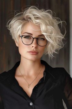 Browse our photo collection of the hottest short wavy hair trends before your next salon visit. Click here to see more! Short Wavy Haircuts, Wavy Haircuts, Short Curly Haircuts, Messy Short Hair, Trendy Short Haircuts, Edgy Short Hair, Short Wavy Hair, Short Wavy, Short Hair Color