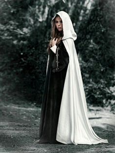 Capa blanca medieval vestido negro Gaun Abad Pertengahan, Medieval Clothes, Hooded Cloak, Fantasy Fashion, Cloak