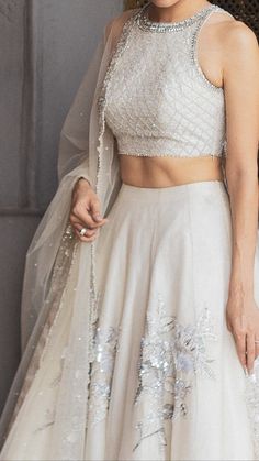 White Lehenga Ideas, Lehanga Designs Sabyasachi, Blouses For Lehnga, Heavy Blouse Plain Lehenga, Indian Lahanga Design, Desi Lehanga, Lakhnavi Blouse Design, Ghagra Choli Modern, Lehenga With White Blouse