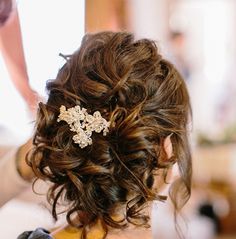 Curly Messy Bun Wedding Hair, Naturally Curly Low Bun, Low Bun Curly Hair Wedding, Wedding Hair For Short Curly Hair, Short Curly Hair Wedding, Curly Low Bun Hairstyles, Curly Hair Wedding Updo, Naturally Curly Updo Wedding, Messy Curly Updo