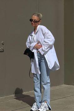 summer | basics | outfit | street style | shirt | bag | sunglasses | ootd | zomer | outfit | overhemd | shirt | outfit | inspiration Adrette Outfits, Oversized White Shirt, New Balance Outfit, Neue Outfits, Fashion Streetwear