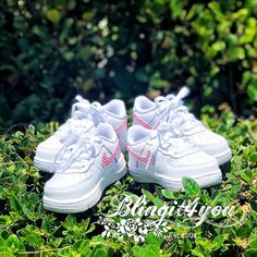 P A C K A G E ◾ C O N T E N T S ♥ 1 PAIR BABY OR TODDLER NIKE AIR FORCE 1 SHOES CUSTOM MAKE WITH SWAROVSKI® CRYSTAL ♥ CHOICE OF FINISH: 2 SWOOSHES, 4 SWOOSHES, BACK STRIPS, BACK SWOOSHES OR OTHER PARTS ♥ CHOICE OF SIZE: BABY CRIB BOOTIES (1C-4C) OR WALKER TODDLER (5C-10C) ♥ LISTED ITEM WAS MADE WITH LIGHT ROSE SWAROVSKI® CRYSTAL DETAIL DESCRIPTION AS BELOW ♥ FINISH: CRYSTALLIZING OPTION (1) OUTER 2 NIKE SWOOSH LOGO (2) INNER + OUTER ALL 4 NIKE SWOOSH LOGO (3) OUTER 2 NIKE SWOOSH LOGO + BACK SWOO Rhinestone Nike, Red Bandana Shoes, Baby Nike Shoes, Toddler Nike Shoes, Nike Force 1, Baby Nike, Toddler Nikes, Nike Swoosh Logo, Nike Tanjun