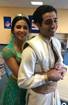 Aladdin Mena Massoud, Mena Massoud Aesthetic, Naomi Scott Aesthetic, Mena Massoud Aladdin, Mena Massoud And Naomi Scott, Disney Hug, Jasmine Live Action, Live Action Aladdin, Aladdin Cast