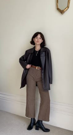 Autumn Cool Outfits, High Waisted Trousers Work Outfit, Office Job Outfits Casual Plus Size, Business Casual Outfits Vintage, Workpants Workwear Outfit, Washington Dc Work Outfits, Autumn Winter Outfits Aesthetic, Work Outfits Long Sleeve, Creative Business Attire