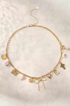 Pretty Jewellery Necklaces, Gold Charm Jewelry, Gold Necklace With Charms, Coquette Gifts Ideas, Gold Charm Necklace Aesthetic, Cute Charm Necklaces, Dainty Charm Necklace, Cozy Jewelry, Diy Charm Necklace