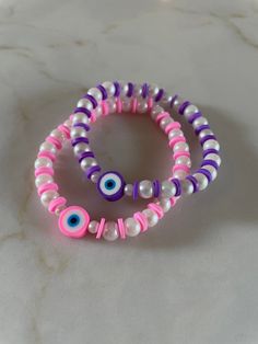 Schutz vor dem bösen Blick 🧿. Diese Armbänder eignen sich auch hervorragend als Freundschaftsbänder für dich und deine beste Freundin. Beaded Bestie Bracelets, Evil Eye Clay Bead Bracelet Ideas, Ideas Para Pulseras, Protection Eye, The Evil Eye, Rave Accessories, Bracelets Handmade Diy