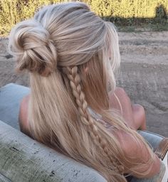 Half Up Half Down Hair Summer, Hoco Hairstyles Half Up Half Down, Grad Hair Ideas, Hair Dos For Medium Hair, Half Bun Hairstyles, Grad Hair, Simple Hair, Junior Prom