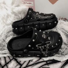 Goth Shoes, Punk Shoes, Punk Pins, Garden Shoes, Punk Inspiration, New Rock, Estilo Punk, Platform Slippers, Metal Charm