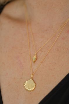 Our beautiful Gold Sanibel Necklace makes the best gift for women. The necklace is crafted from 14k gold vermeil and shaped like a flat scallop shell. Shop Coast + Cove Co for jewelry gifts, christmas gift ideas, preppy gift ideas, and teen christmas gifts this season! See something you love? Add it to your christmas wishlist this year. Preppy Gift Ideas, Gold Jewelry Aesthetic, Gifts For Teenage Girls