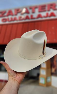 Sombrero Tombstone con pluma original. Horma Laredo Falda/Brim: 9cm/3.5" Copa/Crown: 12cm/ 4 3/4" Telar Tombstone hat. With original feather. Style: Laredo Wild Wild West, Leather Cowboy Boots, Cool Hats, Tombstone, Wild West, Cowboy Boots, Cowboy Hats, Cowboy, Genuine Leather