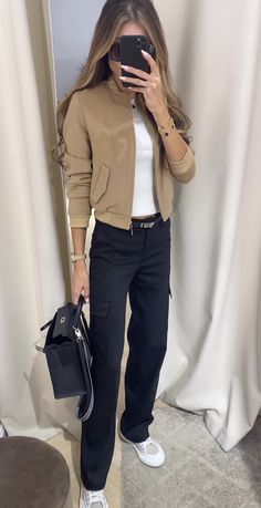 Camel Outfit, Solid Color Pants, Denim Overalls, Outfit Casual, Look Chic, Straight Leg Pants, Casual Outfit, Short Tops, Work Outfit