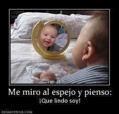 a baby looking at it's reflection in a mirror that says me mirro al espejo y piesso