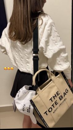 The Tote Bag Marc Jacobs, Marc Jacobs Tote Bag, University Outfit, Medium Tote Bag, Bella Hadid Outfits, Winter Fashion Outfits Casual, Marc Jacobs Tote, Dope Fashion, The Tote Bag