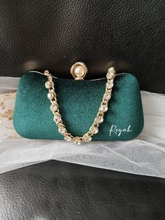 Elevate your formal ensemble with our exquisite Personalized Emerald Green Velvet Evening Clutch Bag. This stunning accessory features luxurious gold hardware that adds a touch of glamour to your look. Ideal for brides or bridesmaids, this elegant handbag is the perfect accent for any special event. Make a statement with this elegant purse that combines style and functionality. Stand out in style at your next formal occasion with this must-have accessory. Colour: emerald green Size: 20x11x5cm -- Emerald Green Dress With Purse, Elegant Green Handheld Bag, Elegant Green Clutch, Elegant Green Handheld Evening Bag, Elegant Green Handheld Clutch, Green Clutch Evening Bag For Wedding, Green Handheld Clutch For Wedding, Elegant Green Clutch For Formal Occasions, Elegant Green Evening Bag For Event