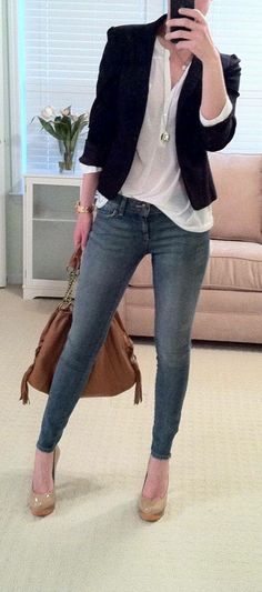 Smart casual women's fashion. Black vest, white tshirt and jeans. Simple and elegant. Casual Chique Stijl, How To Wear Blazers, Eaton Centre, Outfit Chic, Outfit Trends, Clothing Stores, Blazer Outfits