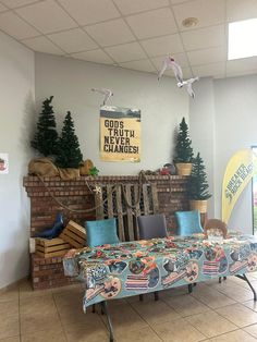 a room with a table, chairs and a sign on the wall that says god's truth is not changes