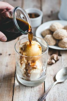 Cherry Garcia, Make Iced Coffee, Tiramisu Recept, Amaretti Cookies, Best Iced Coffee, How To Make Ice Coffee, Dessert Simple, Italian Recipes Authentic, Ice Coffee Recipe