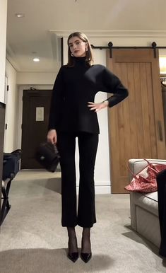 Chic Black Outfits Classy, Christmas Chic Outfit, Rome Italy Outfits Winter, The Row Outfits, Classy Outfit Aesthetic, Ysl Aesthetic, Minimalist Winter Outfit, Chic Black Outfits, Ysl Fashion