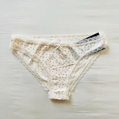 Bnwt Brandy Melville/John Galt Lace Rose And Green Floral Bow Panties 8 X 12 Brandy Melville Intimates, Brandy Melville Accessories, Brandy Melville Undies, Brandy Mellvile, Edwardian Wedding, Cute Pajama Sets, Comfy Bra, Dr Wardrobe, Cute Bras