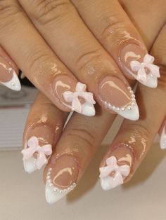 Blanco  Collar   Color combinado,Plantas Uñas de Color,Uñas 3D Embellished Pink And White Simple Nails, Gel X Nail Designs With Charms, French Tips With Bow Charm, Nail Inspo Charms, Nails With Pearls On Them, Nails Bow, Bow Nail Designs, Romantic Nails