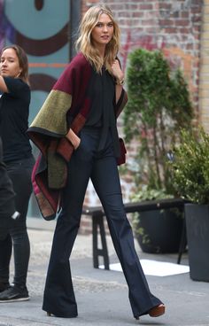 Segredinho da calça flare para parecer mais alta: deixar sempre uma pontinha do sapato para fora. Caso contrário o efeito pode não ser o esperado. Stil Boho, Model Street Style, Mode Boho, Karlie Kloss, Nyc Fashion, Looks Chic, Dakota Johnson, The Model