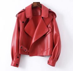 Everything you want in a leather jacket is here! This Red sheepskin Leather BOMBer jacket is amazing and soft! Runs Big. You may size down. Please see size chart. Free Shipping! Allow 1-2 week arrival Short Noir, Fur Leather Jacket, Pu Leather Jacket, Cropped Leather Jacket, Motorcycle Leather, Genuine Leather Jackets, Leather Motorcycle Jacket, Jena, Leather Moto Jacket