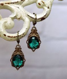 Vintage Emerald Jewelry, Green Jewelry Aesthetic, Fantasy Glasses, Vintage Emerald Earrings, Antique Earrings Vintage, Old Earrings, Emerald Green Jewelry, Emerald Earring, Jewel Earrings