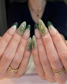 Nail Green And Gold, Moss Agate Nails, Green Nails Round, Green Nails With Gold Design, Green Ethereal Nails, Halloween Abstract Nails, Desi Wedding Nails, Moss Agate Nail Art, Gold And Green Nail Designs