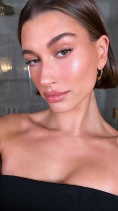 Hailey Baldwin Makeup, Hayley Bieber, Hailey Rhode, Dewy Makeup, Make Up Looks, Penteado Cabelo Curto, Glowy Makeup, Wedding Hair And Makeup