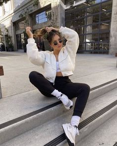 Nike Waffle Outfit, Tall Socks And Sneakers Outfit, Long Socks Outfits, Outfit Inspo Leggings, Leggings And High Socks, Dad Sneakers Outfit, Long Socks Outfit, Athletic Fall, High Socks Outfits