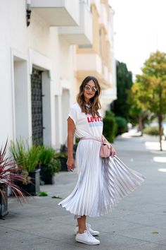 My three favorite 90's trends that have returned to play and sharing a great place to snag some pieces if you're just dipping your toe in the water! Outfits Punk, Swag Dress, Casual White Sneakers, Outfits Juvenil, Metallic Pleated Skirt, Casual Chic Summer, 90s Trends, Long Skirt Outfits