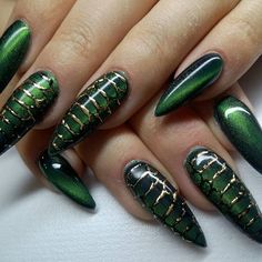 Reptile Nails, Forest Green Nail Polish, Shades Nails, Green Cat Eye, Chic Manicure, Glitter Nails Acrylic, Green Nail Designs, Green Nail Polish