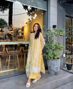 Indian Bride Outfits, Pakistani Fashion Casual, Traditional Indian Dress, Casual Indian Fashion, Pakistani Dresses Casual, Salwar Kamiz