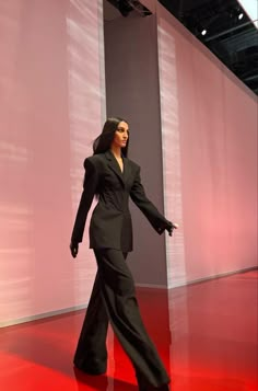 Fashion Outfits Runway, Outfits Runway, My Style Fashion, Outfit Elegantes, Runway Fashion Couture, Fashion Couture, Future Outfit, Woman Suit Fashion, Looks Street Style