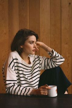 Paris Mode, Woman Sitting, Mode Inspiration, Outfits Casuales, Parisian Style, Hair Inspiration, Style Me, Portrait Photography