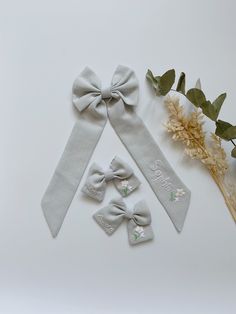 Sage green flower hair bow, personalised flower girl hair clip Are you looking for an accessorie for your flower girls which is compatible with your wedding theme? Look no further! These personalised sage green hair bows are perfect match for your flower girls outfit! The personalised long tail hair bows might be a thoughtful gift for your bridesmaids aswell.  The personalised sage green flower hair bow is available in 2 different styles.  - Short tail hair bow is suitable for babies (from 3 mon Bridesmaid Hair Bows, Sage Green Hair, Flower Girl Hair Bows, Flower Girl Hair Clip, Sage Green Flowers, Flower Girl Outfit, Flower Girl Hair Accessories, Flower Girl Hair, Flower Girl Headband