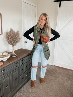 Chelsea boots Maroon Vest Outfits For Women, Gray Chelsea Boots Outfit Women, Chelsea Boots Outfit Tan, Women’s Chelsea Boots Outfit, Jeans And Vest Outfit, Country Outfits Women Winter, Tan Chelsea Boots Women Outfit, Chelsea Boots And Jeans, Outfits With Chelsea Boots