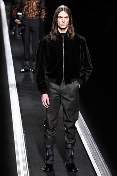 Dior Men Fall-Winter 2019 - Paris Fashion Week - Male Fashion Trends Mens Fashion Summer Outfits, Mens Fashion Denim, Mens Fashion Dressy, Mens Fashion Casual Shoes, Mens Fashion Casual Spring, Mens Fashion Blazer, Men Fashion Show