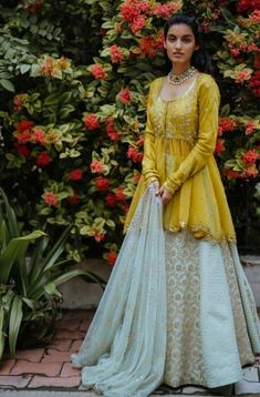 Peplon Dresses, Wedding Dresses Designs, Long Blouse Designs, Dress Pakistani, Anarkali Dress Pattern, Lehenga Wedding, Wedding Indian, Long Dress Design