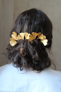 Gold leaves hairpins with gingko leaves are amazing wedding head piece for holidays (such as a wedding, parties, graduation dance, wedding photo prop, bridal shower, etc.). Art deco inspired headpiece. Flowers in hairs looks gorgeous in every season. For bride hairstyles on rustic or fall wedding. Hair pin set of 1,3,5 gold leaves hairpins. Its soft leaves IN STOCK Each petal is handmade: carved out of foam, painted, shaped and assembled into a plant. Flowers made of them are pleasant to the tou Art Deco Wedding Hair, Gold Leaf Hair, Art Deco Hair, Wedding Photo Props, Deco Wedding, Wedding Hair Pins, Flower Hair Pin, Art Deco Wedding, Gold Hair