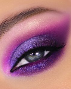 Shimmer Shadow, Makeup 2024, Eyeshadow Designs, Makeup Masterclass, Makeup Life Hacks, Cute Eye Makeup