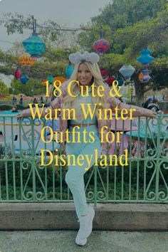 Get ready to sleigh your Disneyland visit with these simple, cute, and aesthetic winter outfit ideas that will keep you cozy while looking stylish in the happiest place on earth! Click here for some magical fashion inspiration. Outfits For Disney In December, Christmas Theme Park Outfit, Disney New Years Eve Outfit, Winter Disneyland Outfit, Disneyland Outfits Winter, Disney New Years Eve