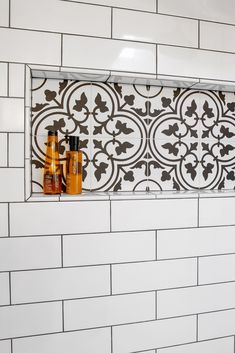 Tile shower shampoo niche with black and white patterned decorative tile Bathroom Tiles White, White Tile Bathroom, Shampoo Niche, Bathroom Tile Design Ideas, White Shower Tile, White Subway Tile Shower, Tile Shower Niche, Black And White Tile, Tile Design Ideas