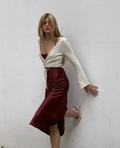 Neue Outfits, Looks Street Style, Trik Fotografi, Mode Inspo, Satin Skirt, Mode Vintage, Looks Style, Mode Inspiration