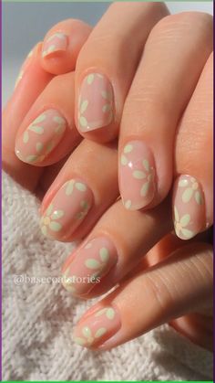 Spring is here, and it’s the Easter season. It’s time for floral home decor, bunny-shaped cookies, and exciting egg-hunting games. But if… Cute Simple Nails, Flower Nail, Diy Nail Designs, Flower Nail Art, Bobby Pin, Simple Nail Designs