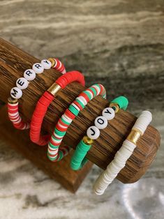 Bracelets Preppy, Christmas Jewelry Diy, Heishi Bracelet, Holiday Bracelets, Christmas Clay, Bead Charms Diy, Clay Bracelet