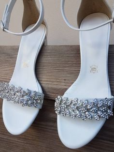 "Bridal pumps white Shoes ideal for your wedding or any event, these bridal shoes are rhinestonew decorated silver crystal and andthat give striking details. Heel Height: 8 cm/3.15\" (pictured) or 5 cm/1.96\" Full sizes only ** If you are unsure of your size, please contact me so I can assist you. ** If you need to have your product by a specific date, contact me and we can discuss express construction options. I would like to help! ★ More Wedding shoes: https://www.etsy.com/listing/751419113/br Silver Sandals With Heel Strap For Wedding, Silver Low Heel Sandals For Wedding, Glamorous Wedding Shoes With Block Heel, Glamorous Low Heel Wedding Sandals, Silver Open Heel Sandals For Wedding, Glamorous Wedding Shoes With Heel Strap, Glamorous Wedding Sandals With Low Heel, Elegant Wedding Sandals With Rhinestones, Rhinestone Ankle Strap Sandals For Wedding