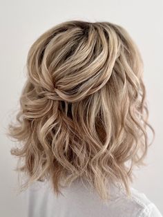 Wedding hairstyles for short hair 💕 Short Curled Hair Wedding, Shirt Wedding Hair, Half Up Wedding Hairstyles Short Hair, Bridesmaid Hairstyles Half Up Half Down Short Hair Shoulder Length, Half Up Half Down Wedding Hair For Short Hair, Short Curly Bridesmaid Hair, Bridesmaid Hairstyles Down Short Hair, Short Curled Wedding Hair, Bridesmaids Hair Short