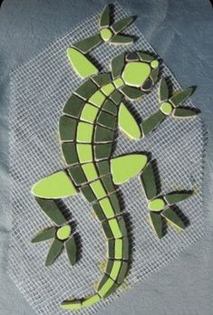 an image of a lizard that is on the side of a shirt with green and black designs