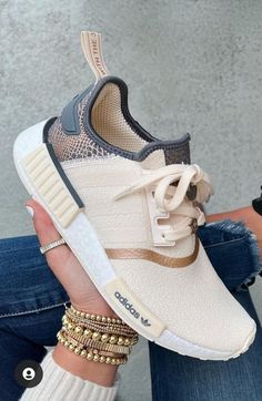 Adidas Shoes Women, Cute Sneakers, Crazy Shoes, Shoe Obsession, Looks Style, Looks Vintage, Tennis Shoes, Cute Shoes, Look Fashion